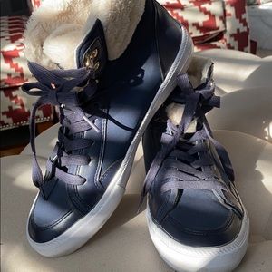 Navy Hilfiger Hightop tennies!